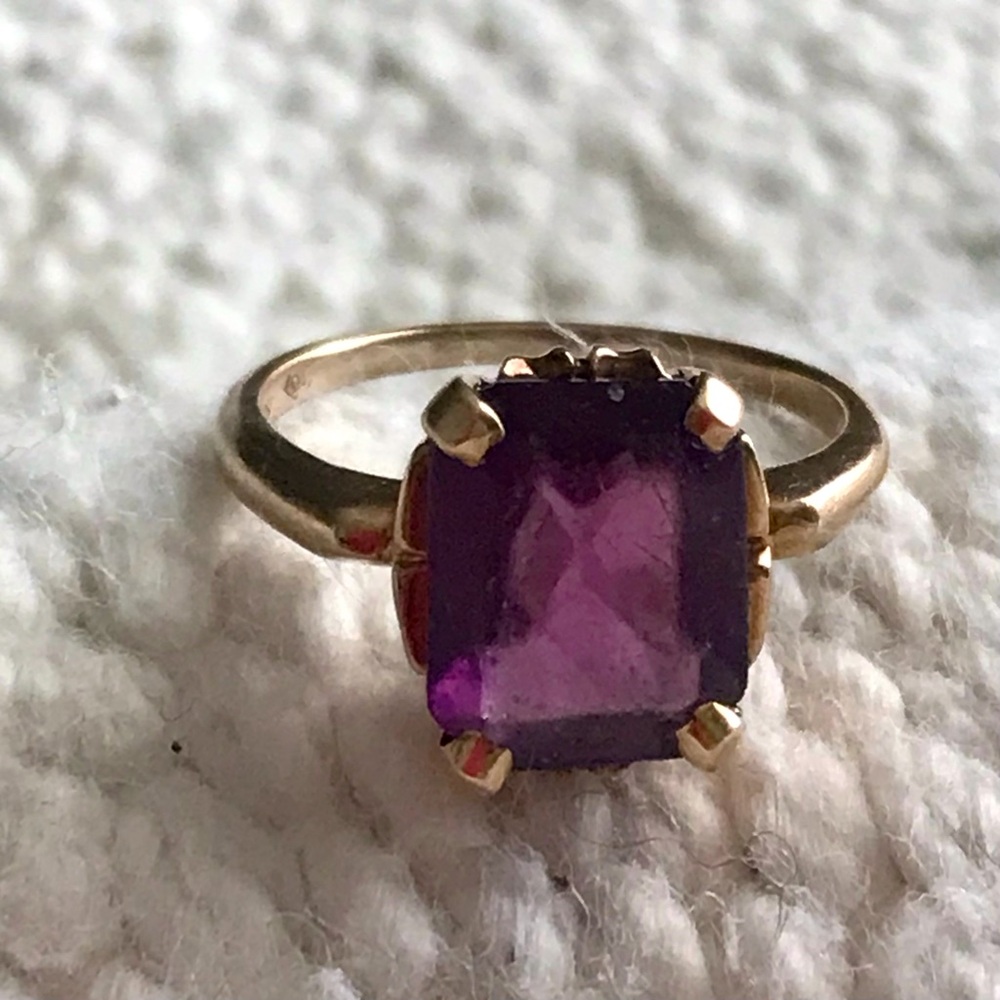 Estate Amethyst and 10k Gold Ring. Size 6.5. Rectangular emerald cut 1940s style